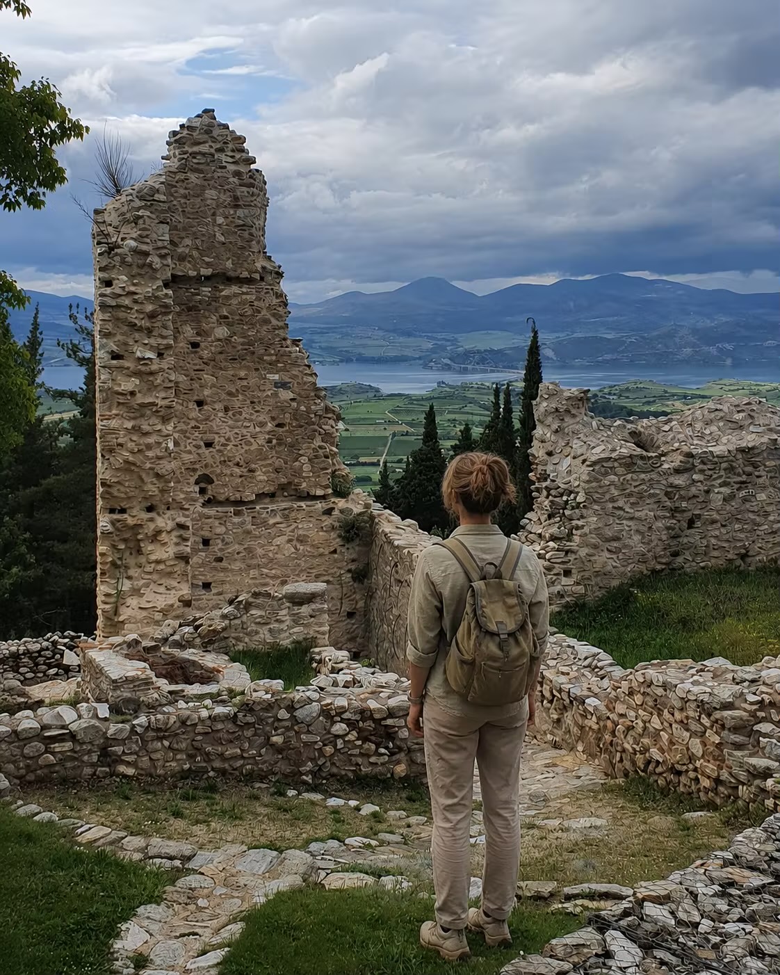 Τα βυζαντινά τείχη του κάστρου πάνω από τα Σέρβια, στην κορυφογραμμή.